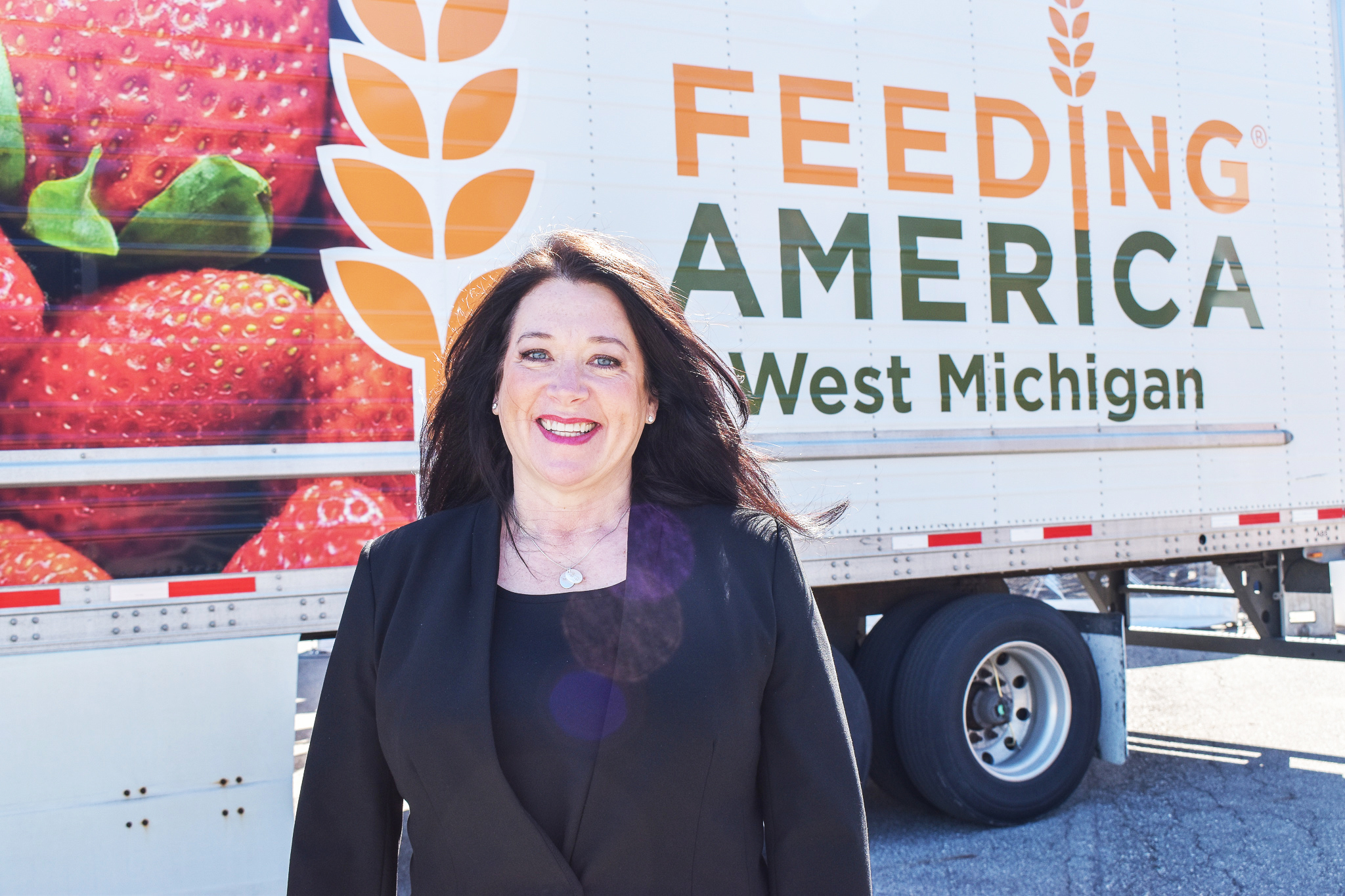 tracy devant Feeding America West Michigan truc