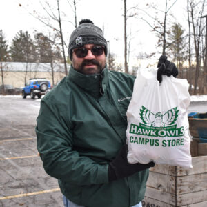 Voluntario sosteniendo una bolsa de comida en una Despensa Móvil